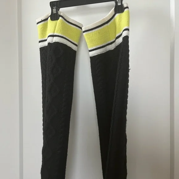 NWOT Ugg Platform Sweater Letter Boots - Size 9 - Picture 5 of 12